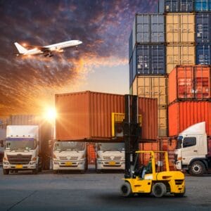 Der Begriff Logistik bezieht sich auf die Planung, Steuerung und Durchführung von Waren-, Informations- und Wertströmen entlang der gesamten Lieferkette, von der Beschaffung von Rohstoffen bis zur Auslieferung von Endprodukten an den Kunden.